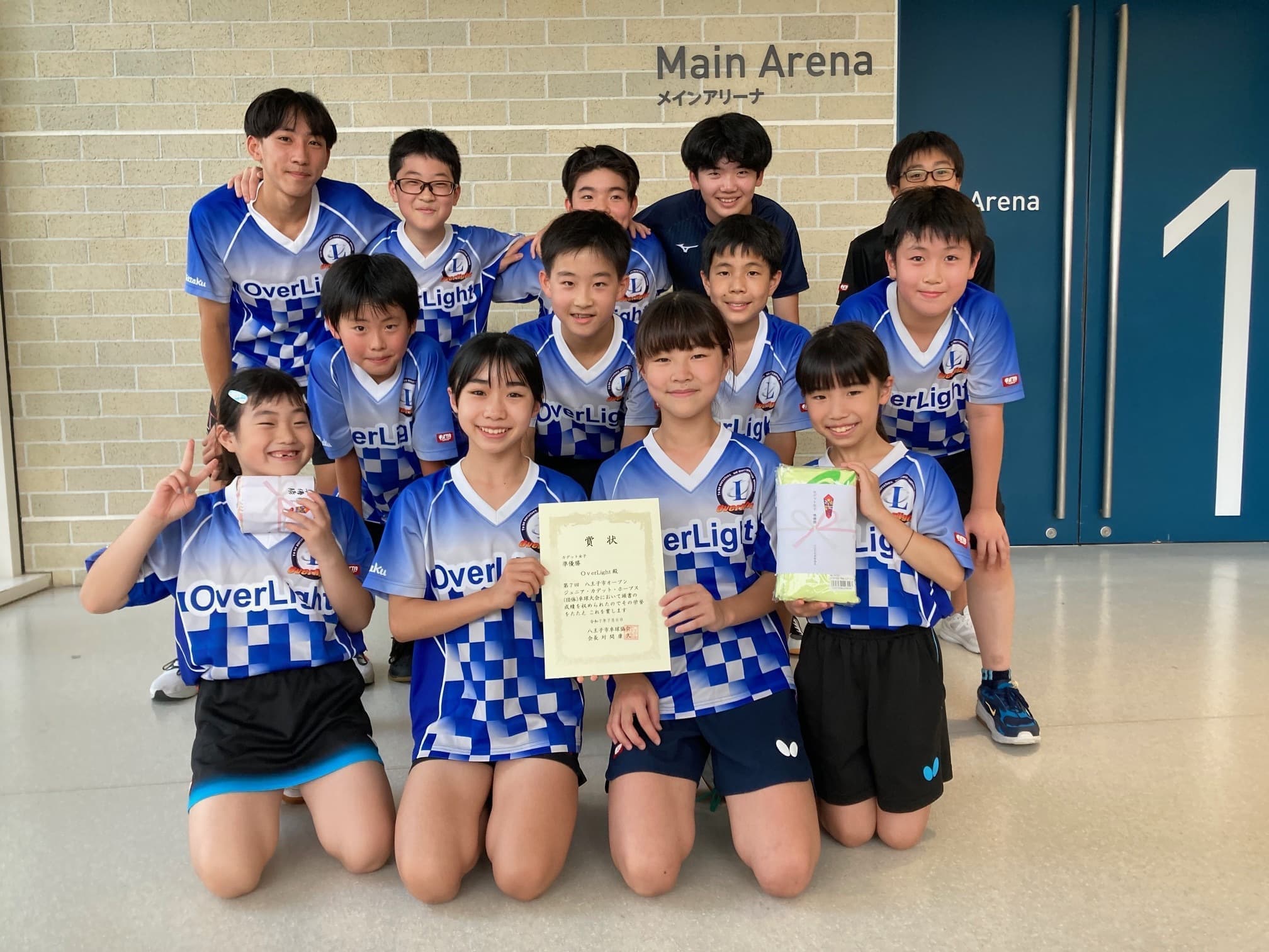 五反田・品川エリアの卓球チームOverLightの子どもたちが表彰状を持って集合写真